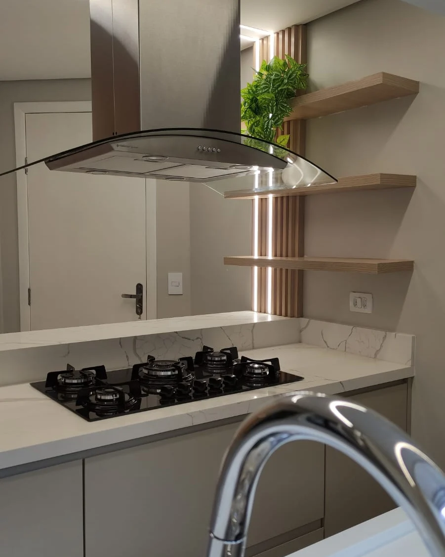 Cozinha com painel ripado, prateleiras em madeira e LED