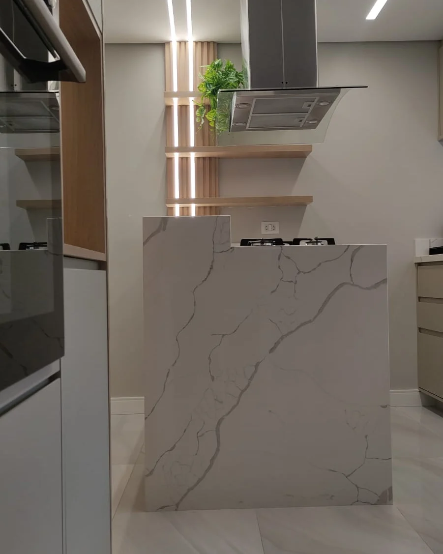 Ilha de cozinha em porcelanato com veios marmorizados